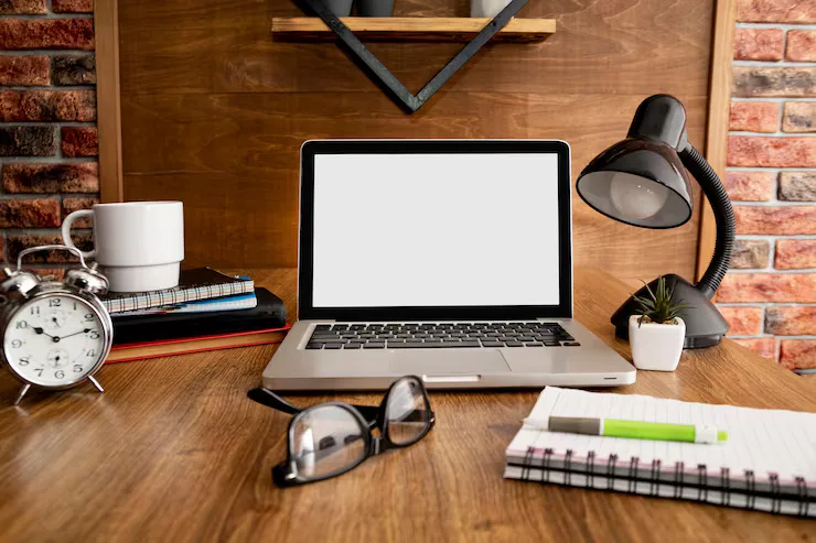 Isang laptop sa isang mesa, handa para sa isang konsultasyon sa video