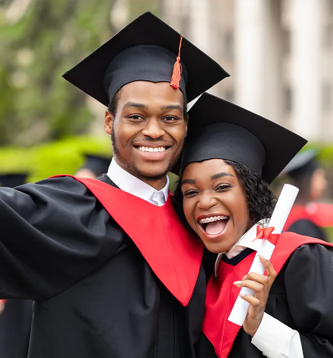 Des diplômés célèbrent la fin de leurs études